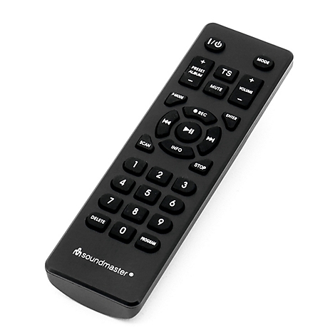 Télécommande noire avec de nombreux boutons. Logo et lettrage Soundmaster en haut. Sur fond blanc.