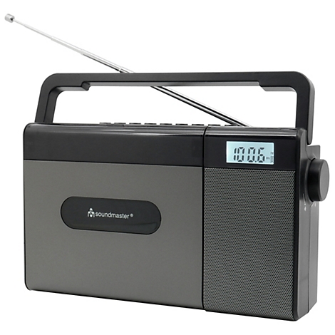 Grau-schwarzes tragbares Soundmaster Radio mit ausziehbarer Antenne und Digitalanzeige vor weißem Hintergrund.