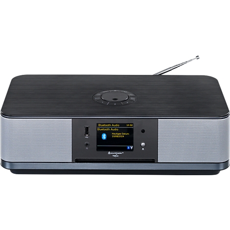 Een moderne zwart-zilveren radio met antenne, display en bedieningsknoppen. Toont Bluetooth-audio en songinformatie.