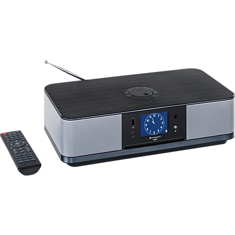 Een zwarte radio met een grijze voorkant, klein display en antenne. Daarnaast een afstandsbediening.