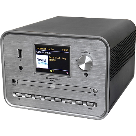 Radio Soundmaster argenté avec écran, lecteur CD et bouton rotatif. L'écran affiche : Internet Radio, Absolut relax, Take That - The Flood.