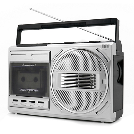 Boombox argenté avec lecteur de cassettes et antenne télescopique.