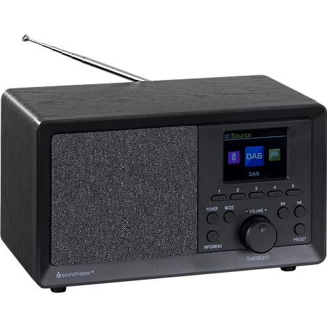 Radio sombre avec antenne, panneau en tissu et écran. DAB est visible sur l'écran. Boutons pour l'utilisation.