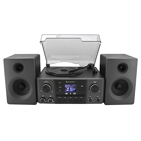 Stereoanlage mit Plattenspieler, zwei Lautsprechern und Display. Schwarze Geräte auf weißem Hintergrund.