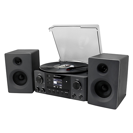 Plattenspieler mit zwei Lautsprechern in Grau vor weißem Hintergrund. Der Deckel ist geöffnet, die Nadel liegt auf der Schallplatte.