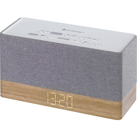 Radio-réveil rectangulaire avec socle en bois, corps en tissu gris et affichage numérique de l'heure.