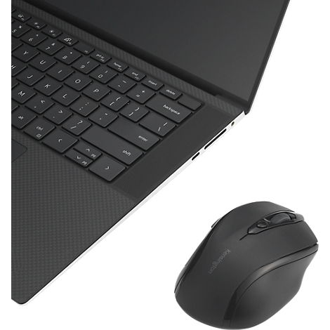 Ordinateur portable noir avec clavier et une souris noire à côté. Le mot "Kensington" est visible sur la souris.