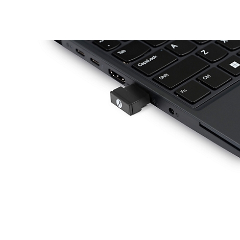 Clé USB noire branchée sur un ordinateur portable. La clé affiche un symbole blanc.