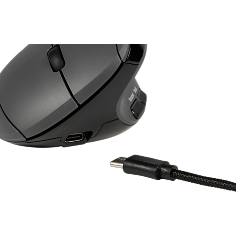 Gros plan d'une souris ergonomique noire avec un câble USB-C attaché, sur fond blanc.