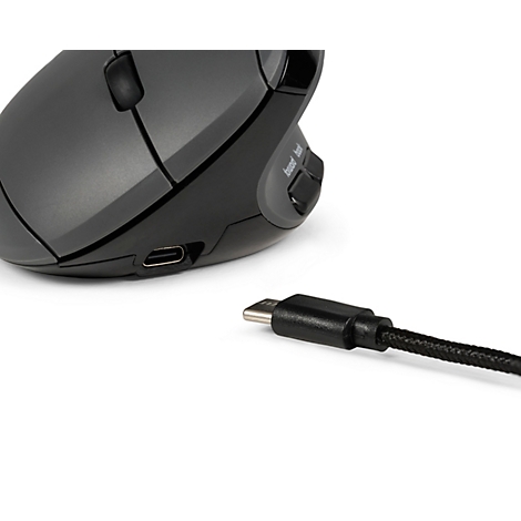 Gros plan sur une souris ergonomique avec connecteur USB-C et câble. La souris est noire, le câble tressé.