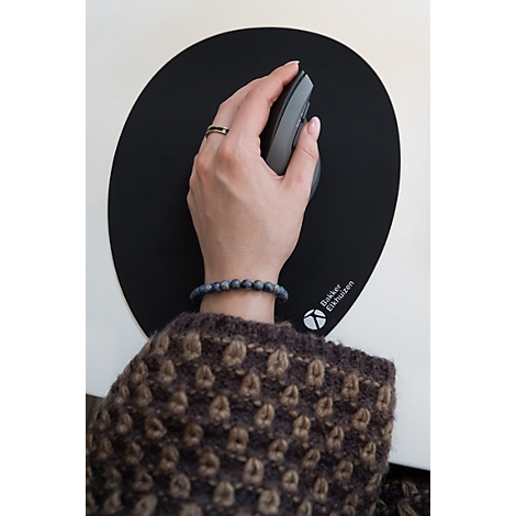 Main actionnant une souris d'ordinateur verticale sur un tapis de souris ovale noir avec le logo BakkerElkhuizen.