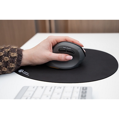 Main utilisant une souris verticale ergonomique grise sur un tapis de souris noir.