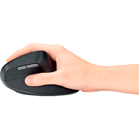Souris ergonomique noire dans une main, deux boutons.