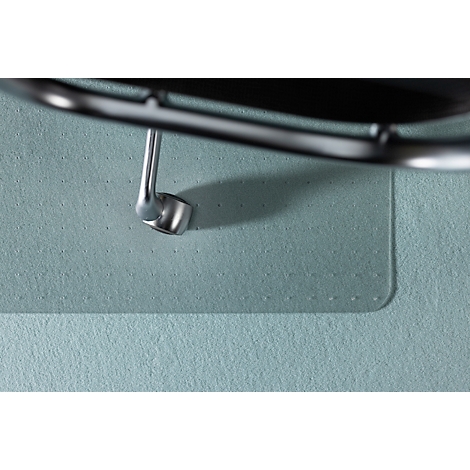 Gros plan sur le pied d'une chaise en métal reposant sur un tapis de protection transparent sur un tissu bleu clair.