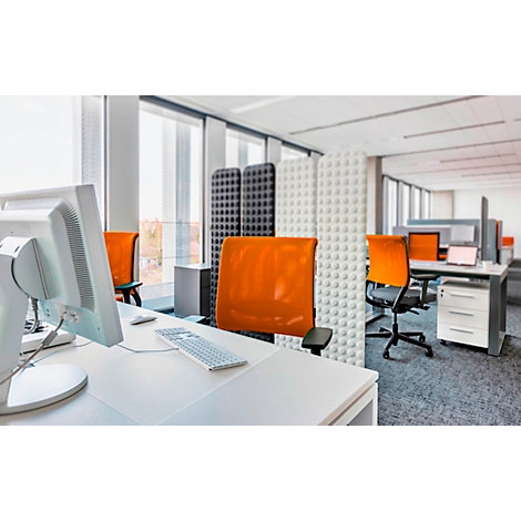 Bureau avec bureaux blancs, ordinateurs, chaises orange et séparateurs.