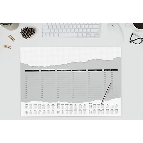 Tapis de bureau gris clair avec plan hebdomadaire, calendrier annuel et stylo argenté. Clavier, souris et lunettes sont sur le côté.