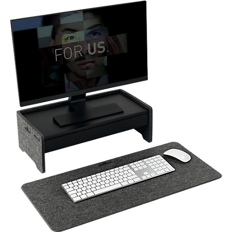 Un écran affichant le texte "FOR US". En dessous, un clavier, une souris et un tapis de bureau.
