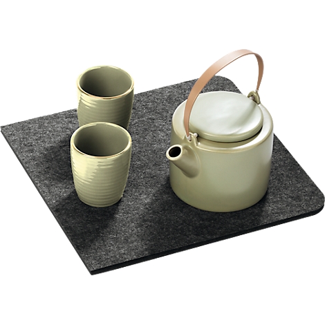 Plateau en feutre gris avec deux tasses et une théière, vert clair, anse en cuir.