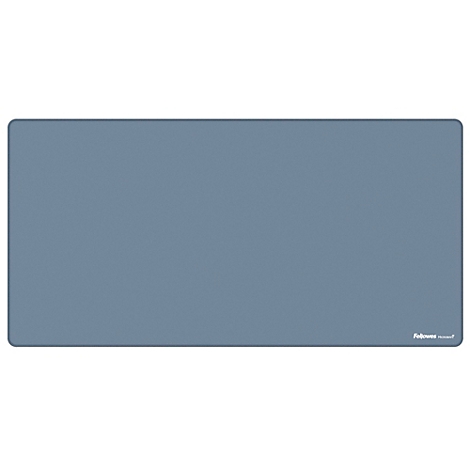 Tapis de bureau rectangulaire gris, coins arrondis, petite inscription "Fellowes" en bas à droite.