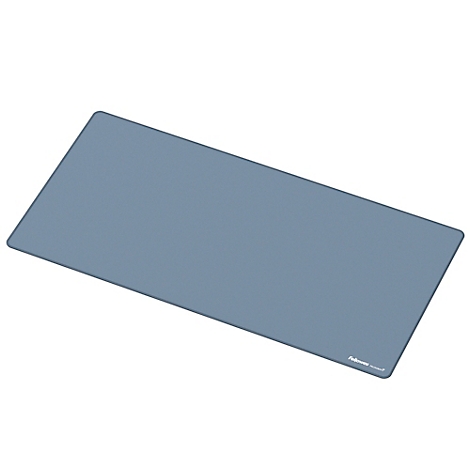 Cinq variantes de tapis de souris de différentes couleurs, du noir au bleu clair. Les tapis sont disposés côte à côte.