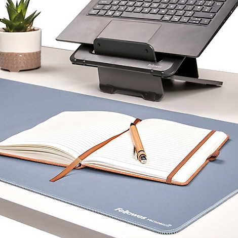 Tapis de bureau roulés en noir, gris, beige, vert et bleu. Le nom "Fellowes" est visible sur chaque tapis.