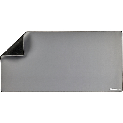 Tapis de bureau rectangulaire gris avec un coin relevé révélant un matériau noir. Petit texte à droite.