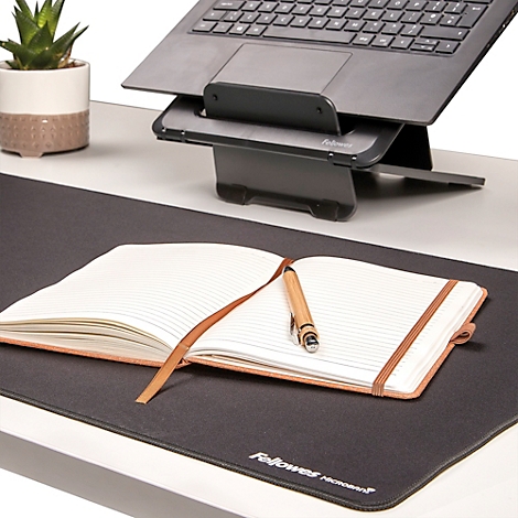 Tapis de souris roulés de différentes couleurs, avec le logo Fellowes Microban.