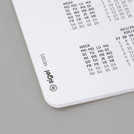Gros plan d'un calendrier blanc avec un fond gris. Le logo Sigel et un calendrier hebdomadaire sont visibles.