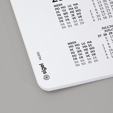 Gros plan sur un calendrier blanc avec les jours du mois et de la semaine en noir. Le logo Sigel est visible.
