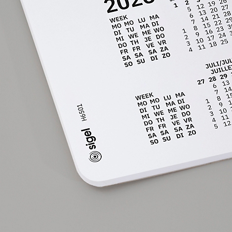 Gros plan sur un calendrier blanc. Le coin avec le logo de l'entreprise Sigel est en bas à gauche, à côté se trouvent des aperçus mensuels.