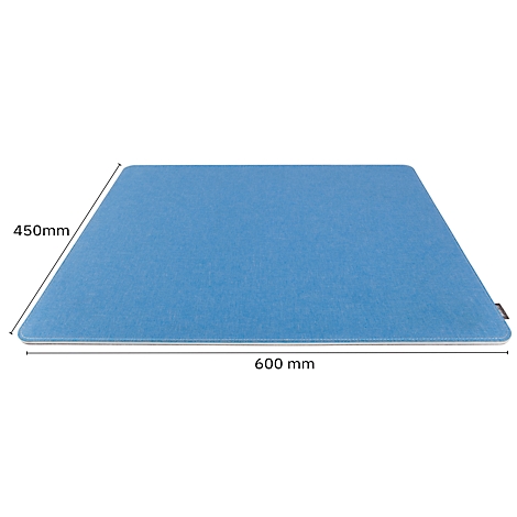 Tapis de souris rectangulaire bleu de dimensions 450 x 600 mm. Un petit logo est imprimé en bas à droite.