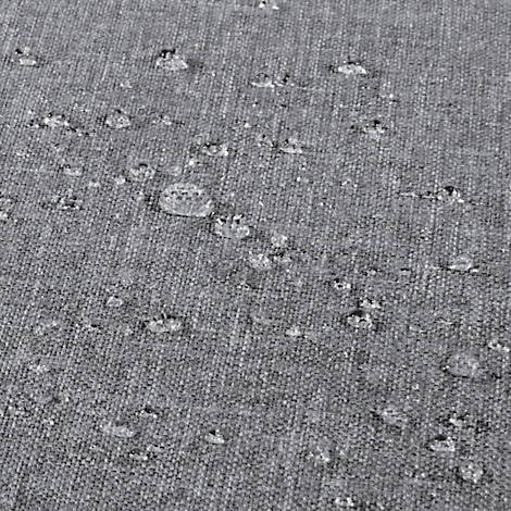 Gros plan sur un tissu gris avec des gouttelettes d'eau à la surface.