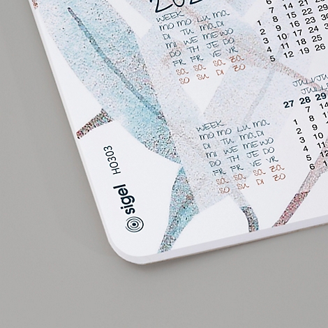 Gros plan sur un calendrier avec aperçu mensuel et hebdomadaire, décoré de motifs floraux abstraits en turquoise et marron.