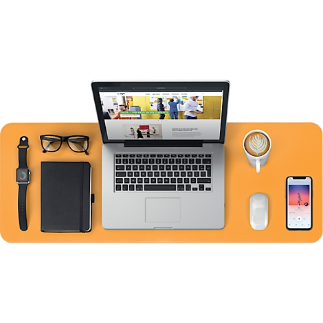 Vue de dessus d'un bureau avec ordinateur portable, lunettes, carnet, montre, téléphone, souris et café.