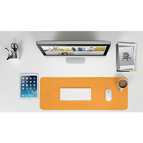 Vue de dessus d'un bureau avec ordinateur, tablette, tasse à café, tapis de bureau orange et accessoires.