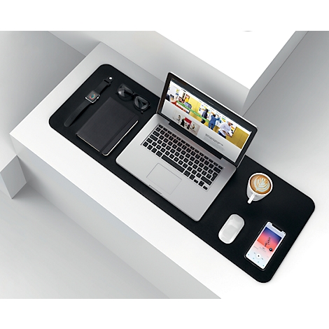 Tapis de bureau noir avec ordinateur portable, montre, lunettes, carnet, souris, téléphone et tasse à café. Fond clair.