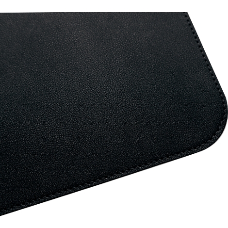 Gros plan sur un produit en cuir noir avec des coins arrondis. Couture sur le bord.