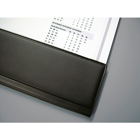Gros plan d'un calendrier de bureau noir avec la page de novembre.