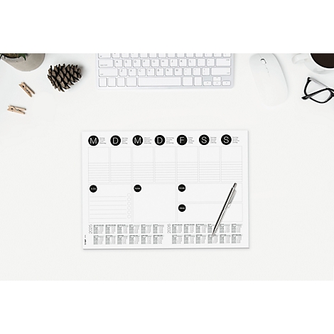 Vue aérienne d'un bureau. Un planificateur hebdomadaire avec stylo, clavier, souris, lunettes, tasse de café et objets décoratifs.