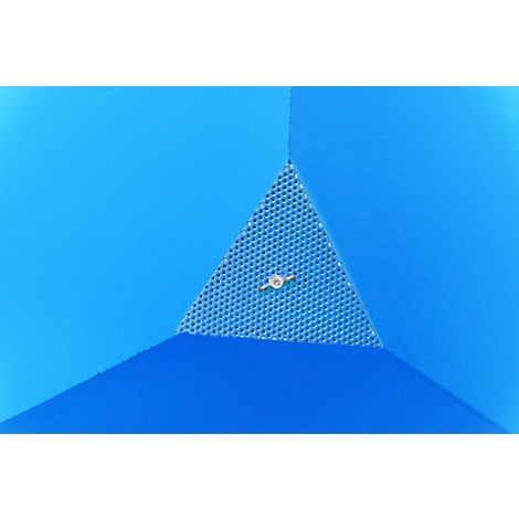Een gouden ring met diamanten op een driehoekige, blauwe achtergrond.