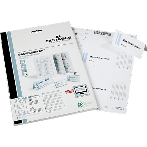 Product presentation of the Durable BadgeMaker. The packaging shows name badges and labels, including samples with names.