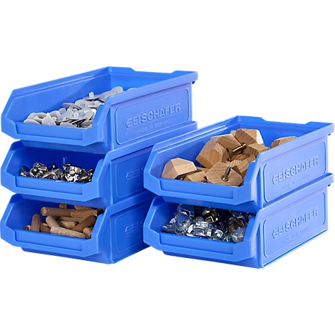 Blaue Kunststoffboxen, gefüllt mit Schrauben, Dübeln, Holz- und Metallteilen.