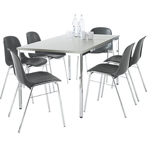 Ein rechteckiger Tisch mit grauer Platte und sechs schwarzen Stühlen mit Chrombeinen. Auf dem Tisch stehen Wasserflaschen und Tassen.