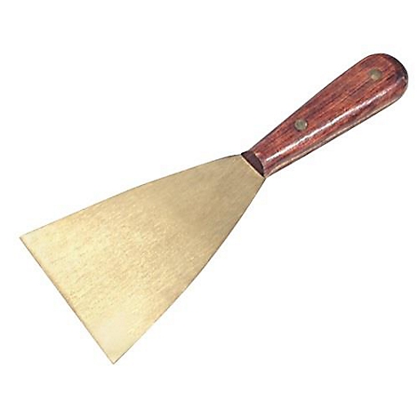 Spatule avec manche en bois, lame dorée. Sur fond blanc.