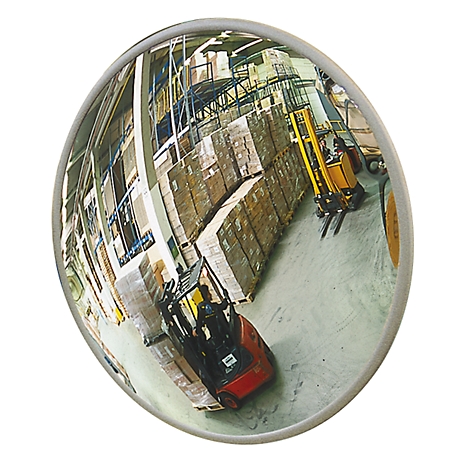 Bolle spiegel in een magazijn, twee vorkheftrucks die pallets met goederen vervoeren.