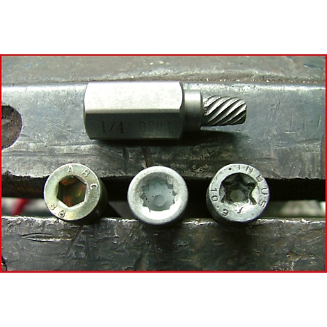 Werkzeug zum Entfernen von Schrauben mit einem Schraubenkopf und drei Schraubenköpfen. Metallisch, Details sichtbar.