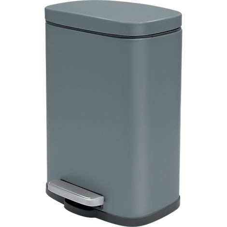 Poubelle rectangulaire grise avec couvercle et pédale. Il y a une marche de couleur argentée à l'avant.