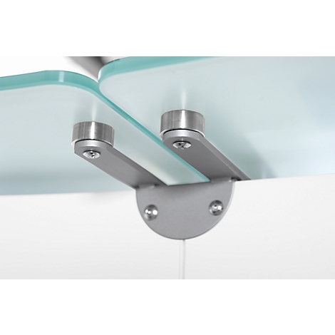 Nahaufnahme einer Glasplatte mit Metallhaltern. Die Halter sind an der Unterseite der Glasplatte befestigt und verbinden sie mit einer weißen Oberfläche.