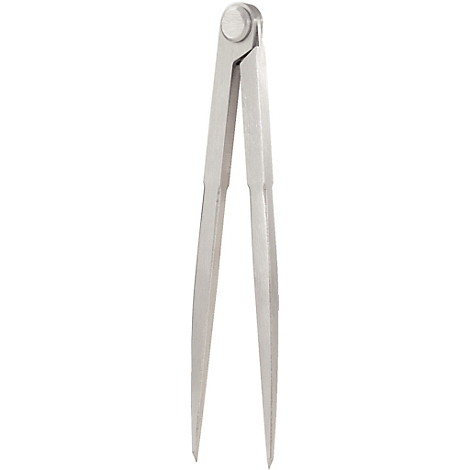 Metall Zirkel mit zwei langen, spitz zulaufenden Schenkeln. Der Zirkel ist an einem runden Drehgelenk befestigt.