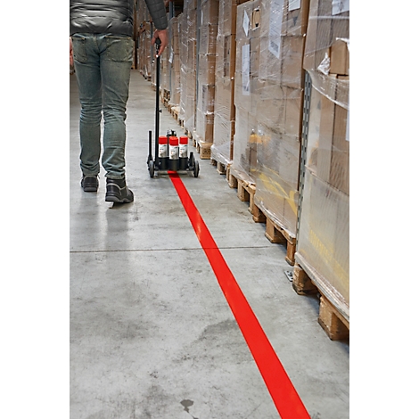 Une bombe de peinture Duraline 750 rouge avec un couvercle rouge. La bombe montre une application sur une surface grise.